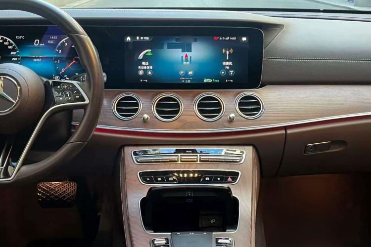 Used Mercedes-Benz E-Class 2023 Updated E 300 L Fashion Edition Interior 4