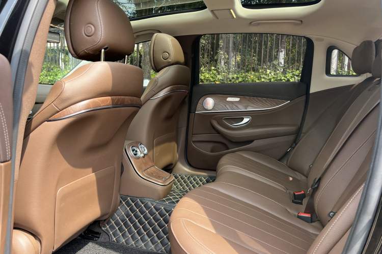 Used Mercedes-Benz E-Class 2023 Updated E 300 L Fashion Edition Interior 4