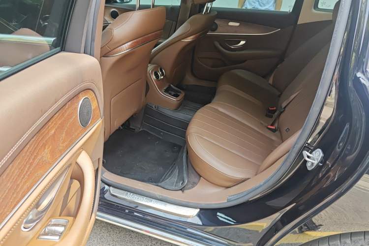 Used Mercedes-Benz E-Class 2023 E 260 L Interior 4