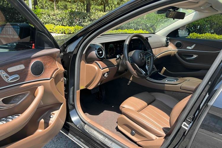 Used Mercedes-Benz E-Class 2023 E 260 L Interior 4