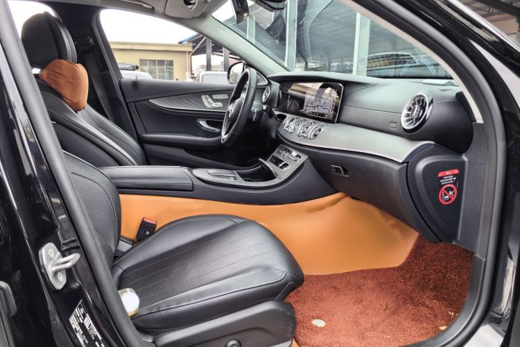 Used Mercedes-Benz E-Class 2023 Updated E 300 L Fashion Edition Interior 4