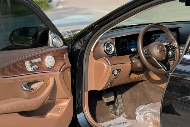 Used Mercedes-Benz E-Class 2023 Updated E 300 L Fashion Edition Interior 4