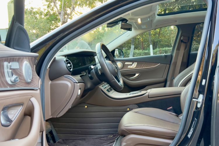 Used Mercedes-Benz E-Class 2023 Updated E 300 L Fashion Edition Interior 4
