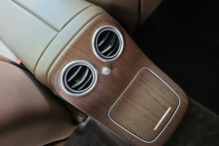 Used Mercedes-Benz E-Class 2023 Updated E 300 L Luxury Edition Interior 4