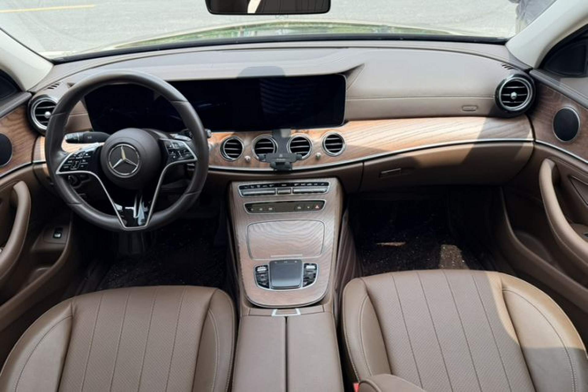 Used Mercedes-Benz E-Class 2023 Updated E 300 L Fashion Edition Interior 4