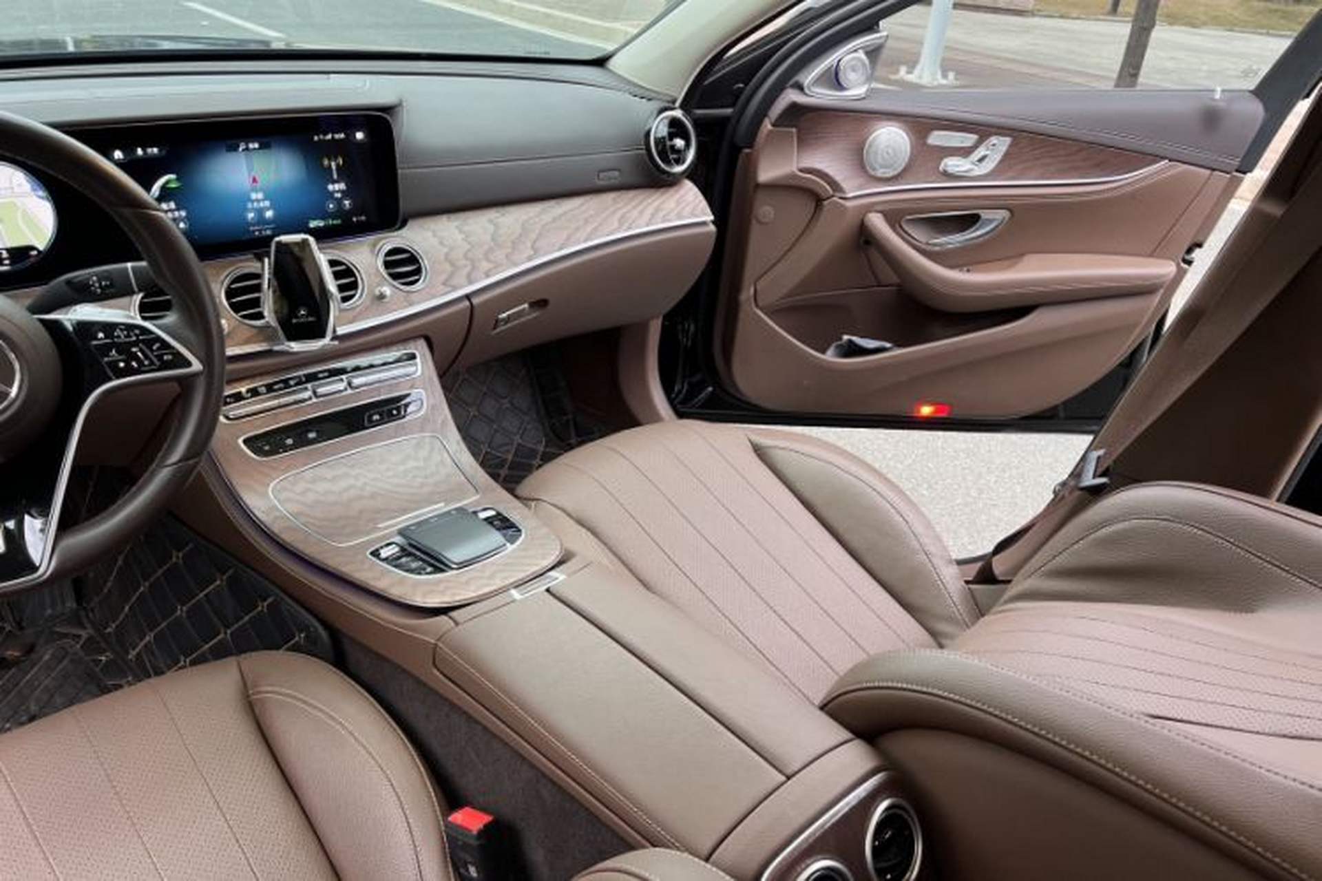 Used Mercedes-Benz E-Class 2023 Updated E 300 L Fashion Edition Interior 4