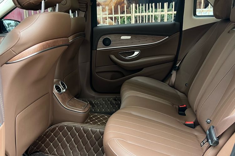 Used Mercedes-Benz E-Class 2023 Updated E 300 L Fashion Edition Interior 4