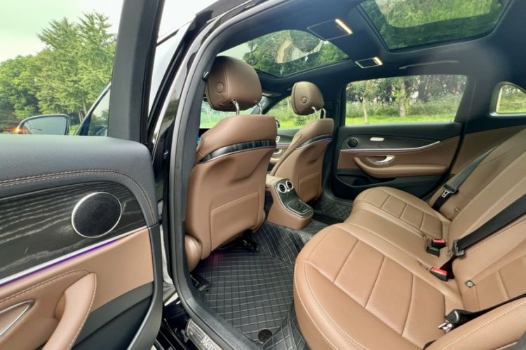 Used Mercedes-Benz E-Class 2023 Restyled E 300 L Sporty and Stylish Edition Interior 5