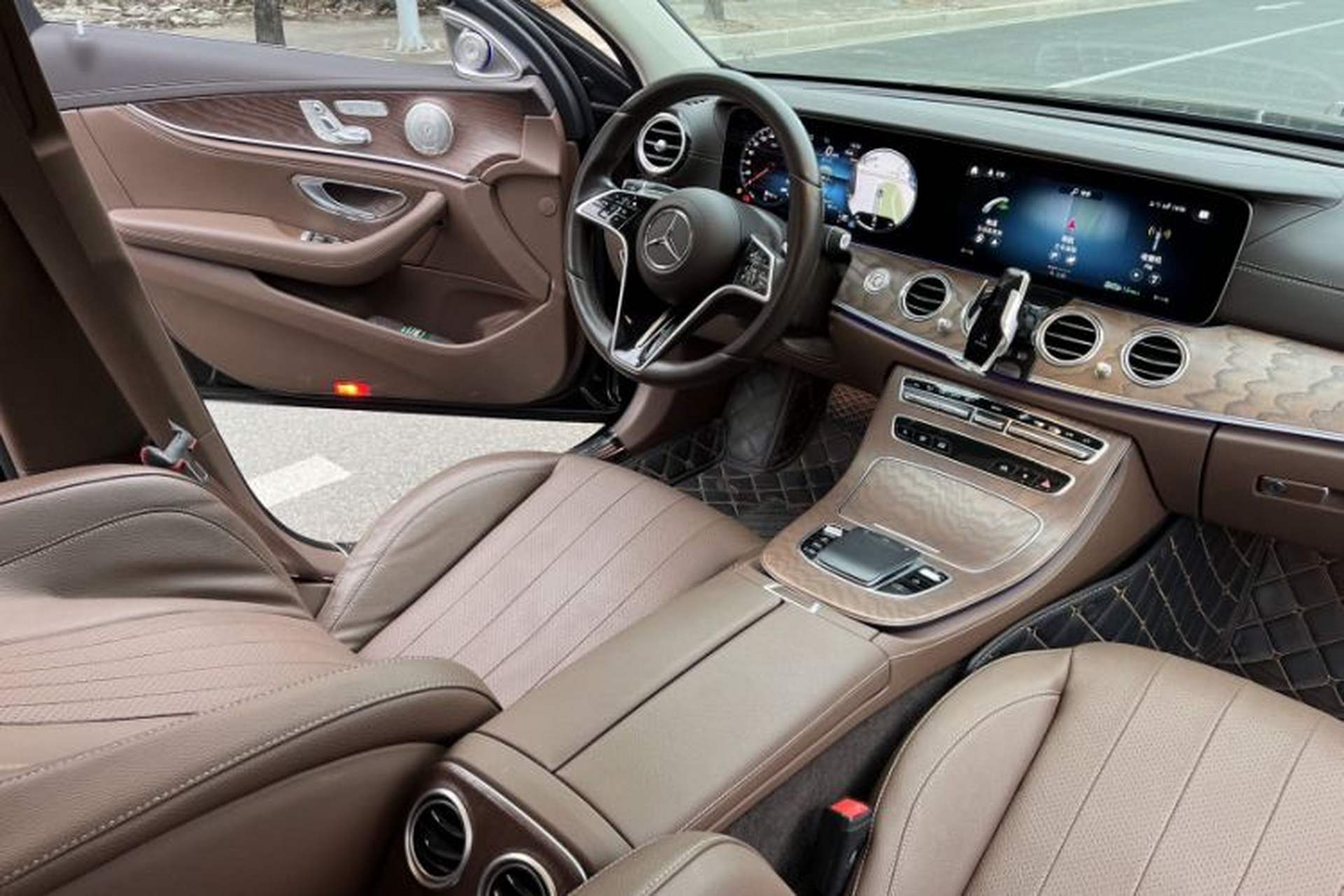 Used Mercedes-Benz E-Class 2023 Updated E 300 L Fashion Edition Interior 5