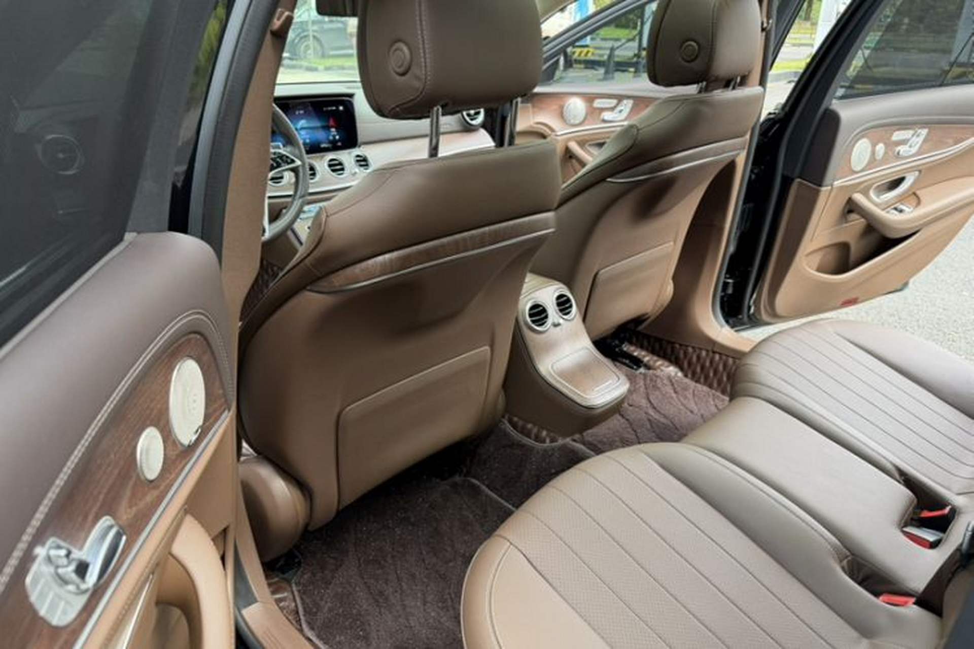 Used Mercedes-Benz E-Class 2023 E 300 L Luxury Model Interior 6