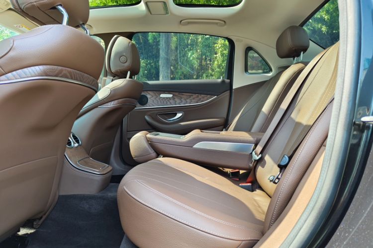 Used Mercedes-Benz E-Class 2023 E 300 L Stylish Model Interior 6