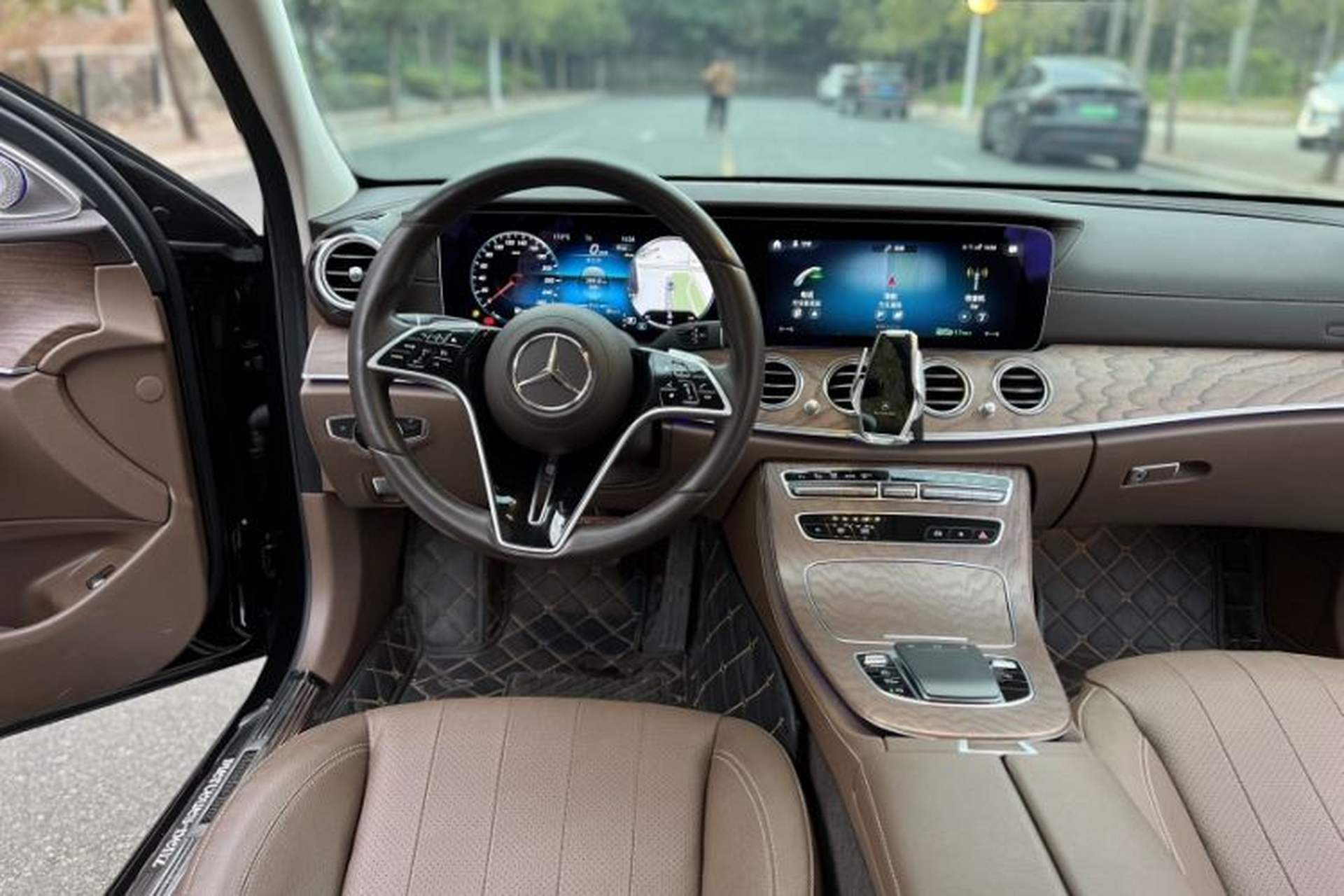 Used Mercedes-Benz E-Class 2023 Updated E 300 L Fashion Edition Interior 6