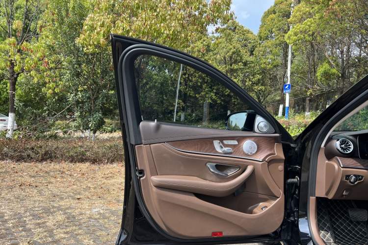 Used Mercedes-Benz E-Class 2023 Updated E 300 L Fashion Edition Interior 7