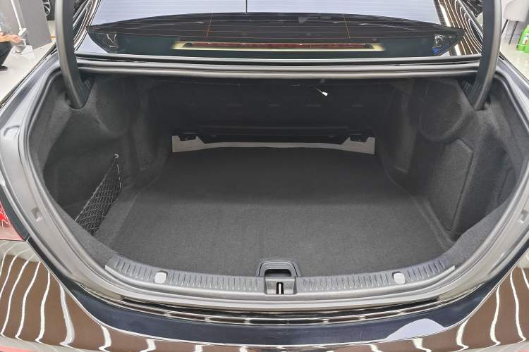 Used Mercedes-Benz E-Class 2023 Facelift E 260 L Interior 7