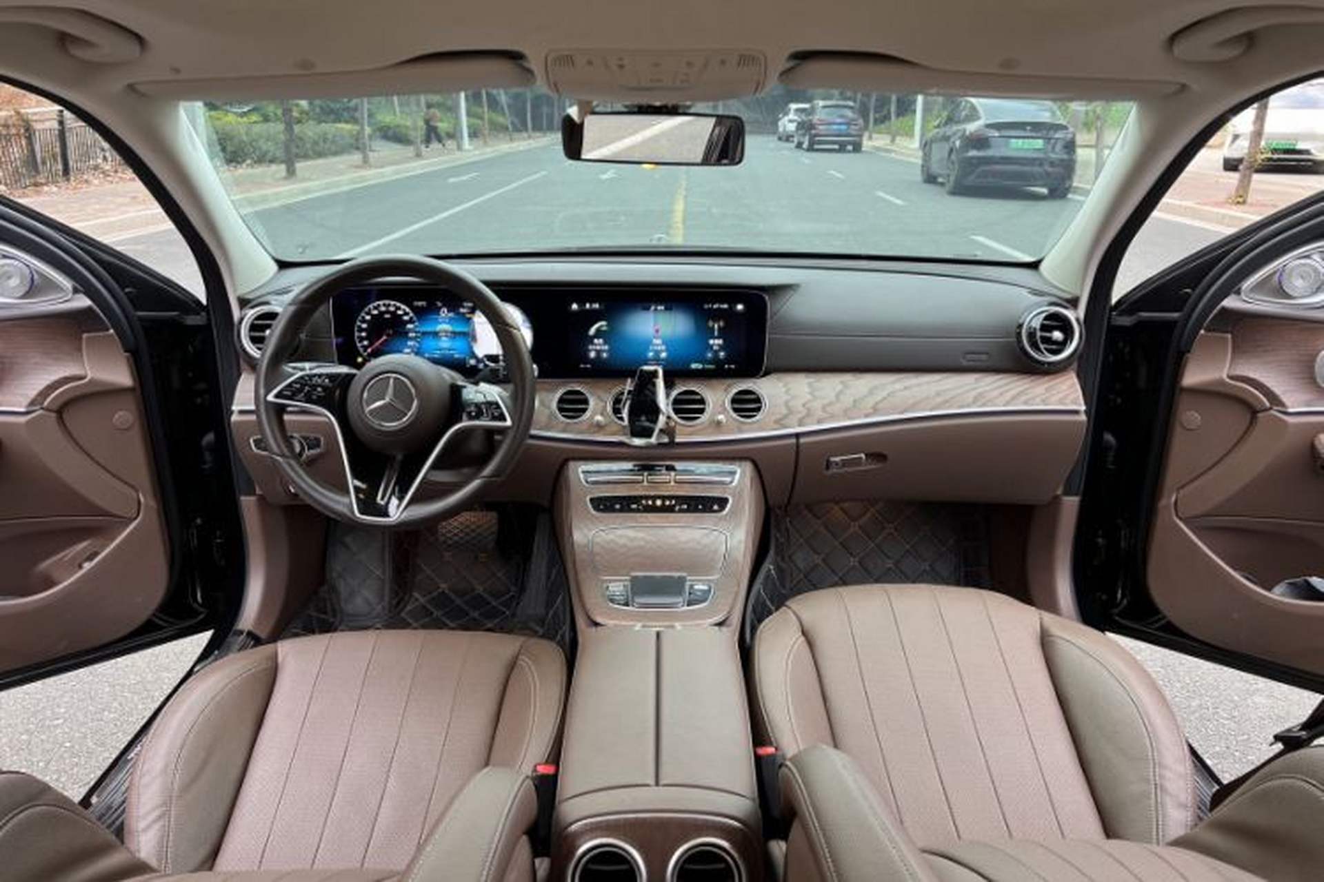 Used Mercedes-Benz E-Class 2023 Updated E 300 L Fashion Edition Interior 7