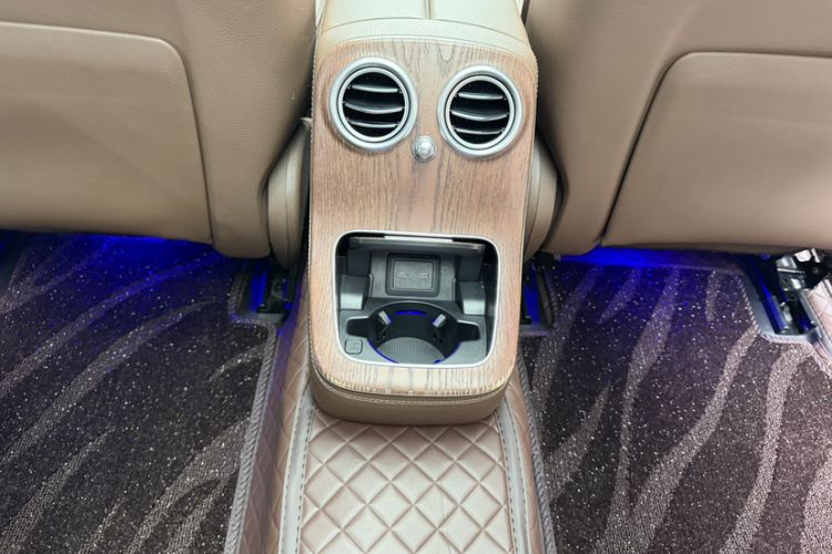 Used Mercedes-Benz E-Class 2023 Updated E 300 L Fashion Edition Interior 8