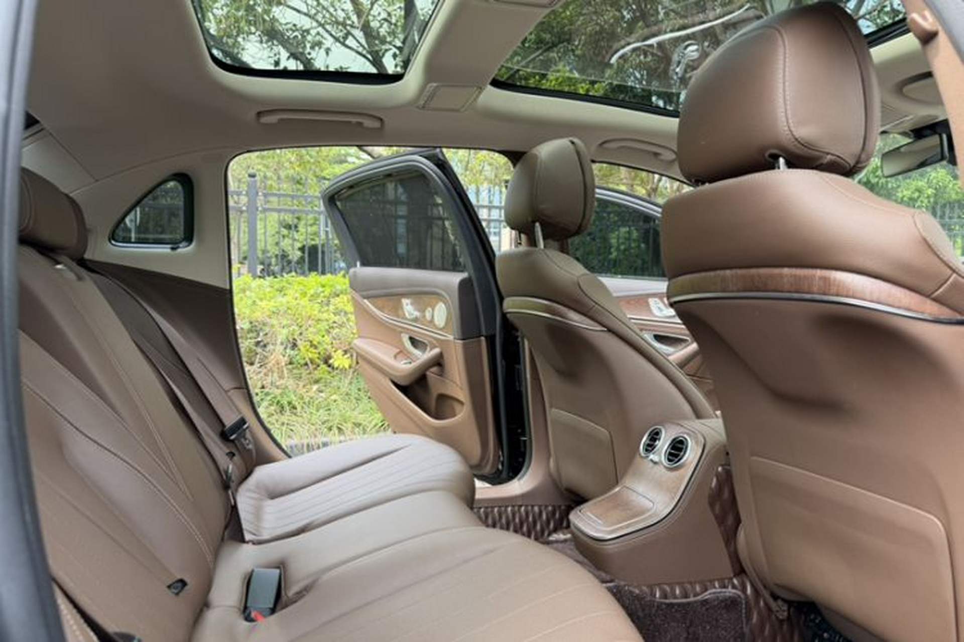 Used Mercedes-Benz E-Class 2023 E 300 L Luxury Model Interior 9