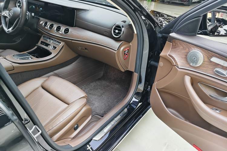 Used Mercedes-Benz E-Class 2023 Facelift E 260 L Interior 9