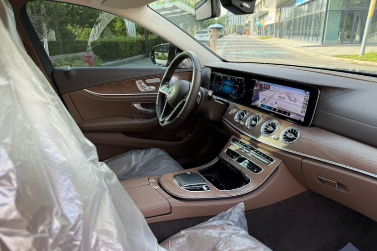 Used Mercedes-Benz E-Class 2023 Updated E 300 L Fashion Edition Interior 9