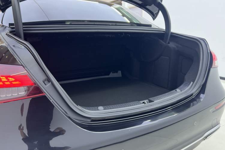 Used Mercedes-Benz E-Class 2023 E 300 L Luxury Model Interior 9