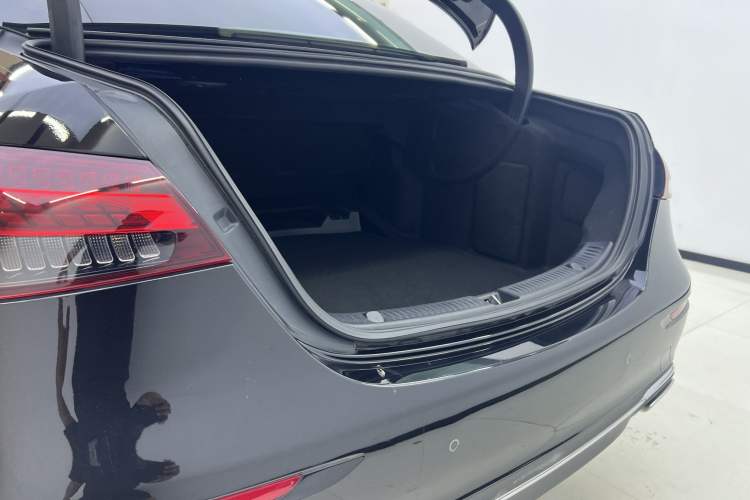 Used Mercedes-Benz E-Class 2023 Updated E 300 L Luxury Edition Interior 9