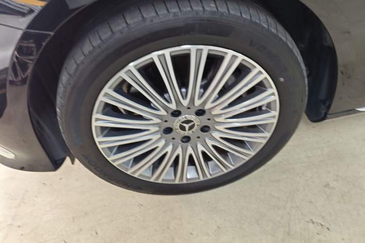 Used Mercedes-Benz E-Class 2023 Updated E 300 L Luxury Edition Left Front Wheel Hub
