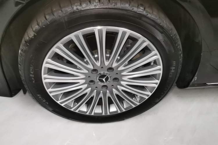 Used Mercedes-Benz E-Class 2023 Updated E 300 L Luxury Edition Left Front Wheel Hub