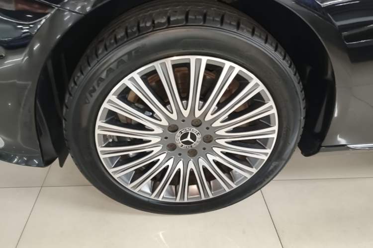 Used Mercedes-Benz E-Class 2023 Updated E 300 L Luxury Edition Left Front Wheel Hub