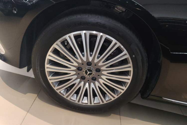 Used Mercedes-Benz E-Class 2023 Updated E 300 L Luxury Edition Left Front Wheel Hub