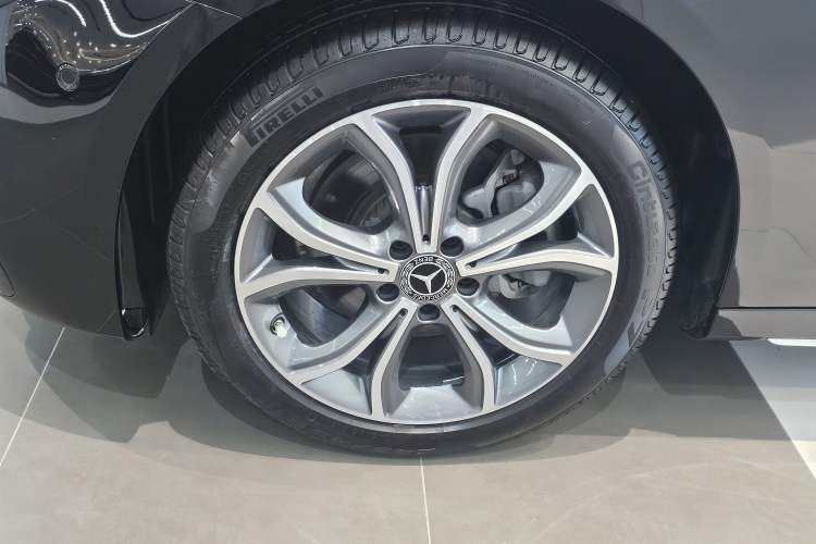 Used Mercedes-Benz E-Class 2023 E 300 L Sport Luxury Edition Left Front Wheel Hub
