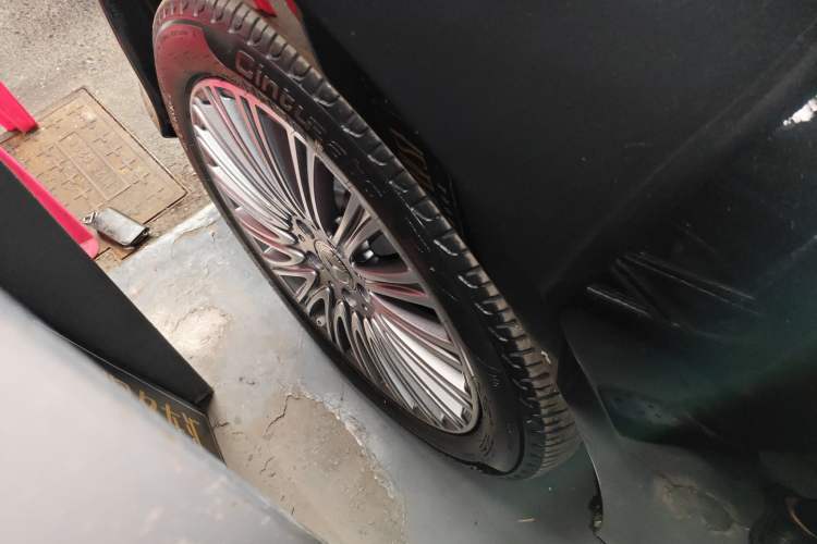Used Mercedes-Benz E-Class 2023 Updated E 300 L Luxury Edition Left Front Wheel Hub
