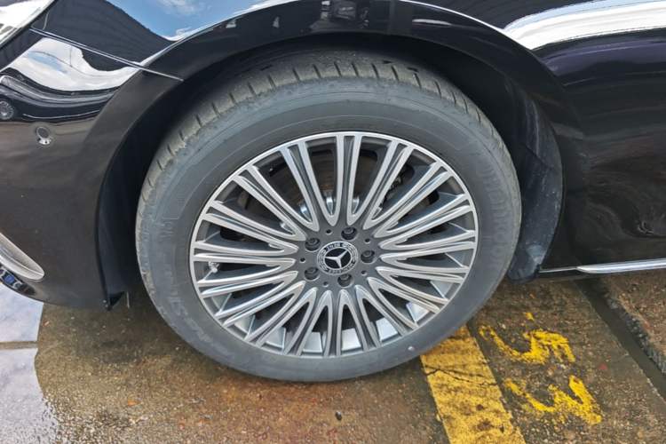 Used Mercedes-Benz E-Class 2023 Updated E 300 L Luxury Edition Left Front Wheel Hub