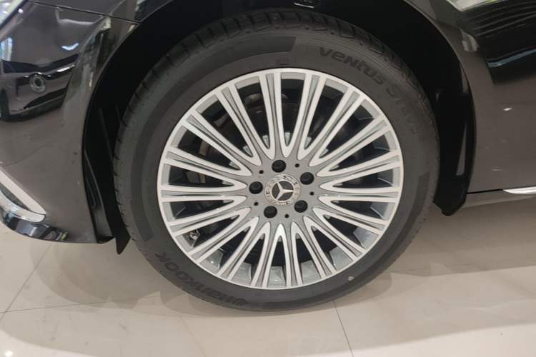 Used Mercedes-Benz E-Class 2023 Updated E 300 L Luxury Edition Left Front Wheel Hub