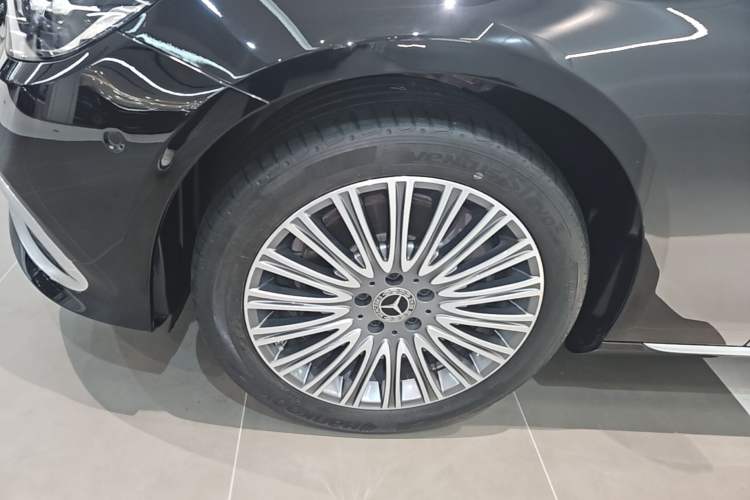 Used Mercedes-Benz E-Class 2023 Updated E 300 L Luxury Edition Left Front Wheel Hub