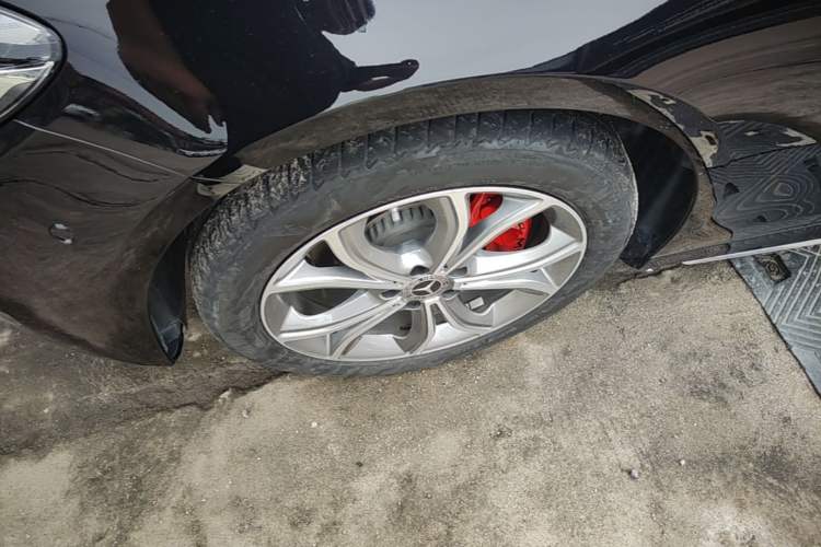 Used Mercedes-Benz E-Class 2023 Restyled E 300 L Sporty and Stylish Edition Left Front Wheel Hub