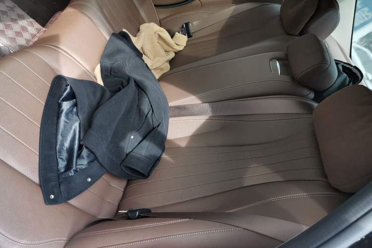 Used Mercedes-Benz E-Class 2023 Updated E 300 L Fashion Edition Left Rear Seat