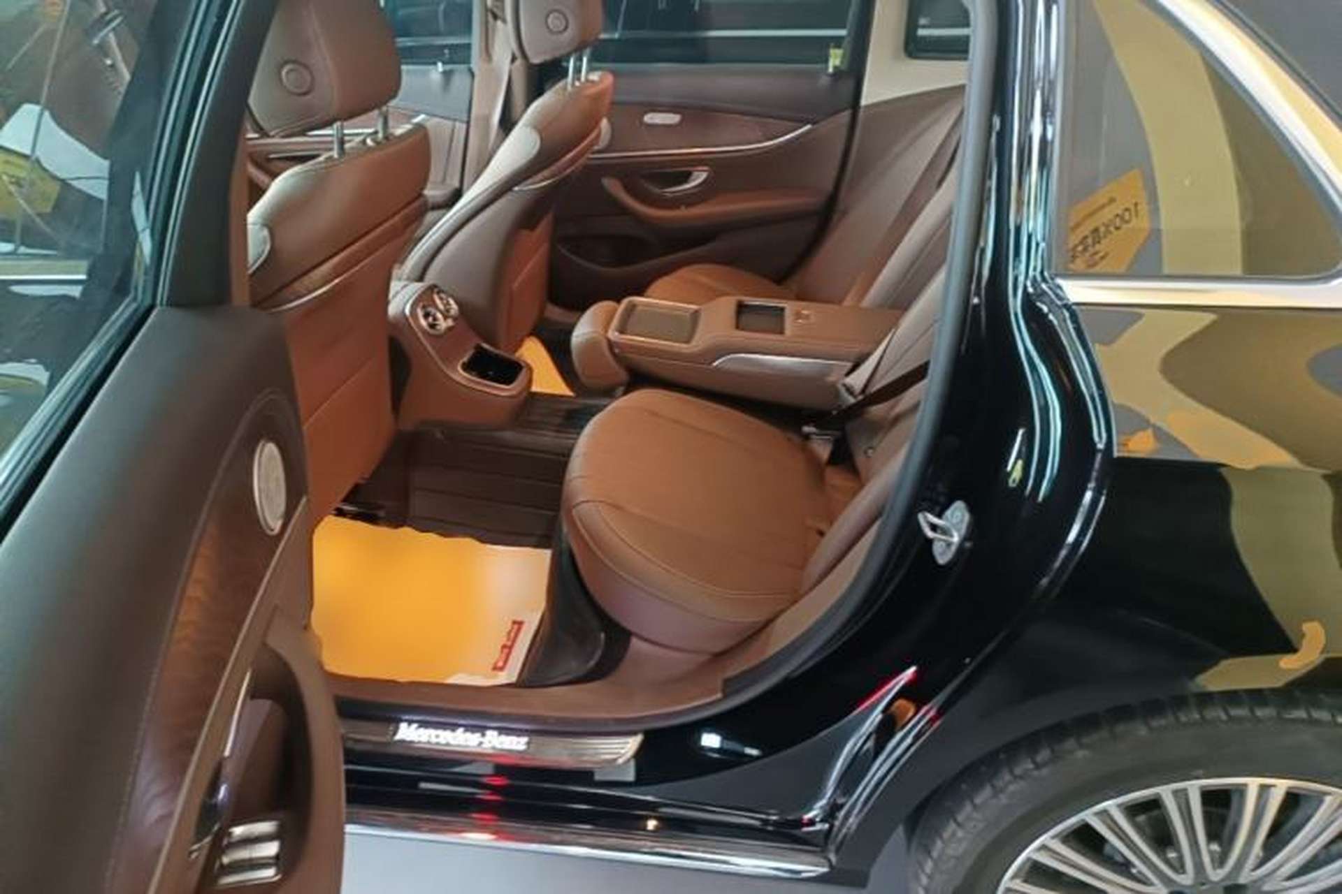 Used Mercedes-Benz E-Class 2023 Updated E 300 L Fashion Edition Left Rear Seat