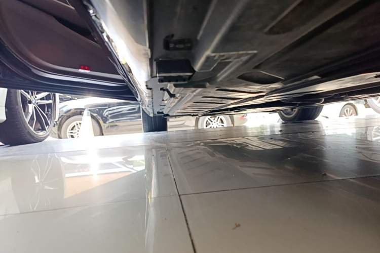 Used Mercedes-Benz E-Class 2023 Updated E 300 L Fashion Edition Left Side Sill