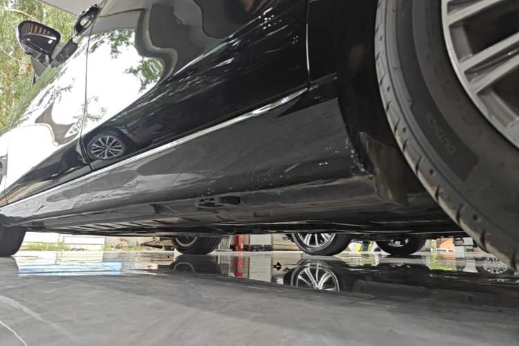 Used Mercedes-Benz E-Class 2023 E 300 L Luxury Model Left Side Sill