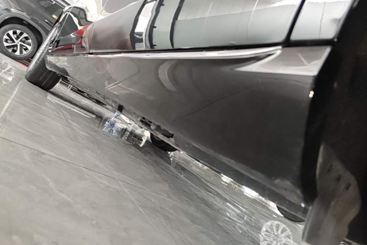 Used Mercedes-Benz E-Class 2023 Updated E 300 L Fashion Edition Left Side Sill