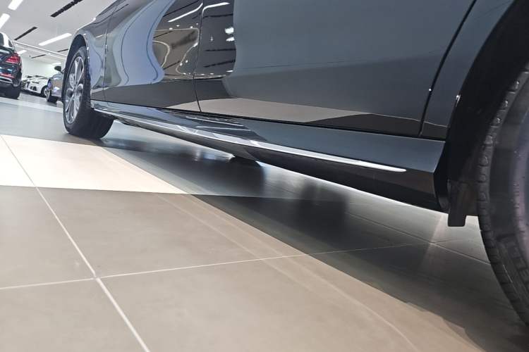 Used Mercedes-Benz E-Class 2023 E 300 L Sport Luxury Edition Left Side Sill