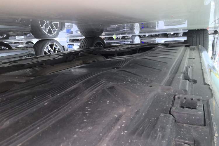 Used Mercedes-Benz E-Class 2023 Updated E 300 L Luxury Edition Left Side Sill