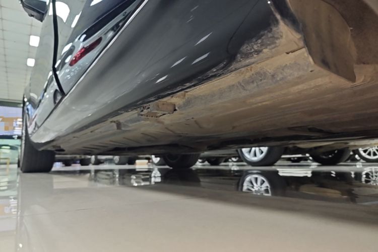 Used Mercedes-Benz E-Class 2023 Updated E 300 L Fashion Edition Left Side Sill