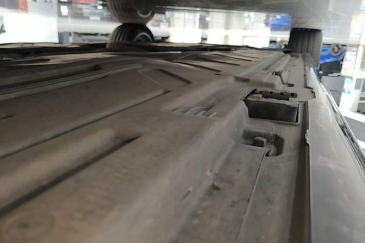 Used Mercedes-Benz E-Class 2023 Updated E 300 L Fashion Edition Left Side Sill