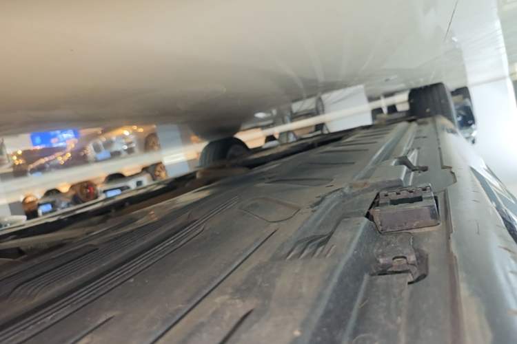 Used Mercedes-Benz E-Class 2023 E 300 L Luxury Model Left Side Sill