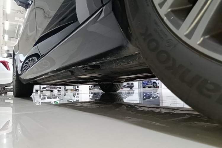 Used Mercedes-Benz E-Class 2023 E 300 L Luxury Model Left Side Sill