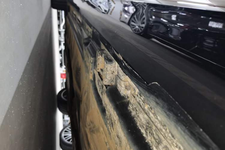 Used Mercedes-Benz E-Class 2023 Updated E 300 L Luxury Edition Left Side Sill
