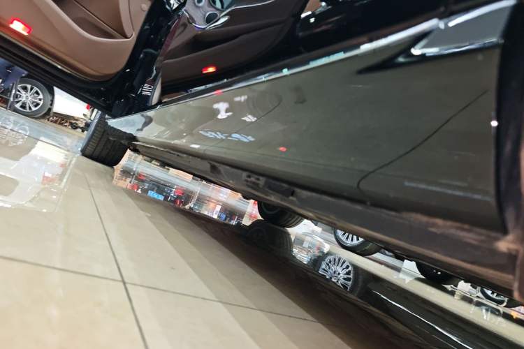 Used Mercedes-Benz E-Class 2023 E 300 L Stylish Model Left Side Sill
