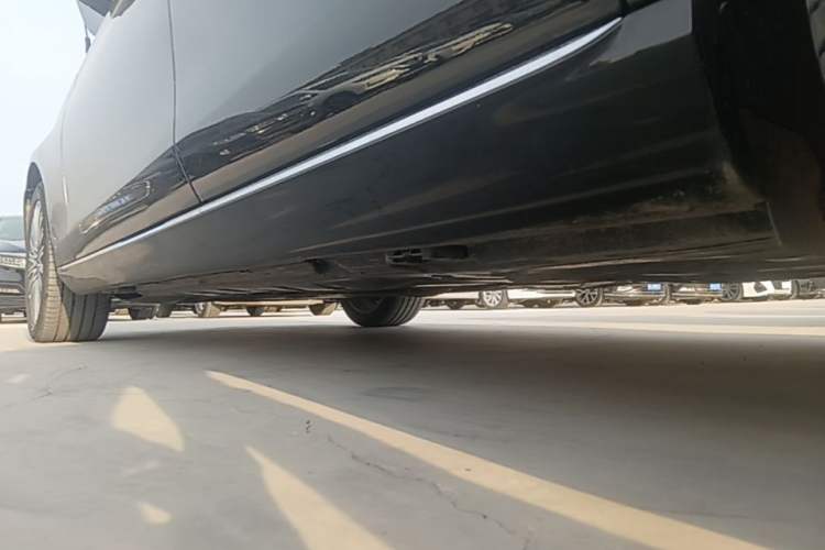 Used Mercedes-Benz E-Class 2023 E 300 L Stylish Model Left Side Sill