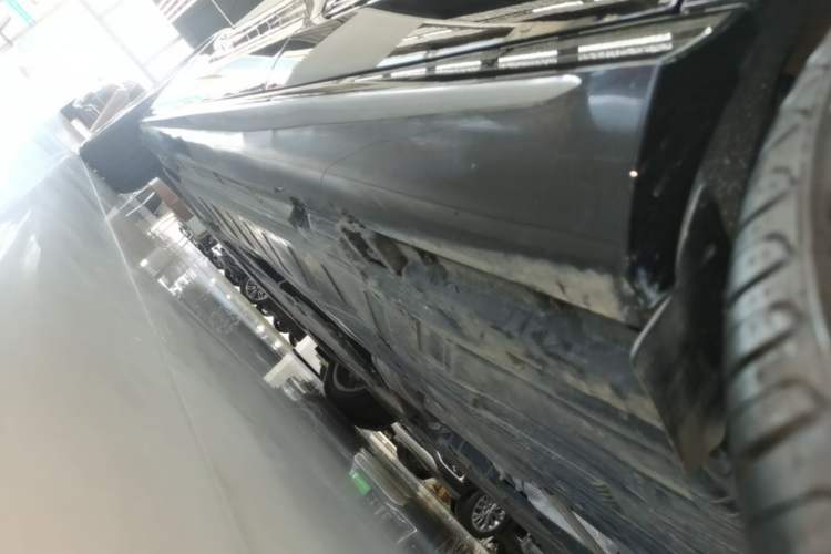 Used Mercedes-Benz E-Class 2023 E 300 L Sporty and Stylish Model Left Side Sill